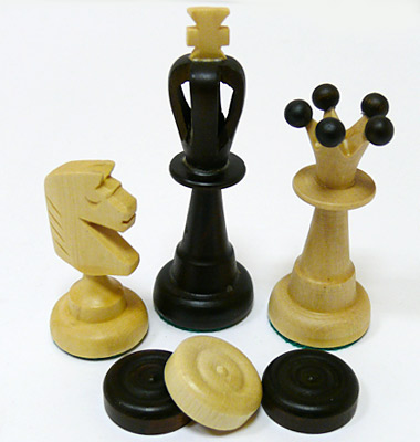 Шашки,  деревянные шахматы и нарды